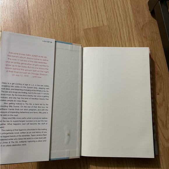 Daisy Jones & the Six Hardcover NEW book - Picture 4 of 5